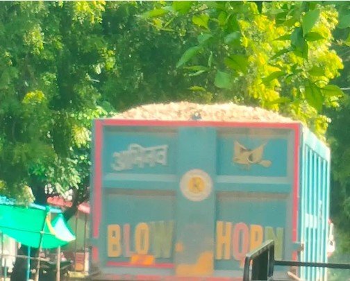 नो-एंट्री के बावजूद गिट्टी लदे दो हाईवा शहर में घुसे, ट्रैफिक व्यवस्था पर उठे सवाल नो-एंट्री के बावजूद गिट्टी लदे दो हाईवा शहर में घुसे, ट्रैफिक व्यवस्था पर उठे सवाल