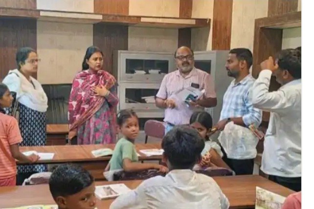 मारकुंडी ग्राम पंचायत में सीडीओ का औचक निरीक्षण, अभिलेखों की जांच के साथ साफ-सफाई व्यवस्था पर दिए कड़े निर्देश मारकुंडी ग्राम पंचायत में सीडीओ का औचक निरीक्षण, अभिलेखों की जांच के साथ साफ-सफाई व्यवस्था पर दिए कड़े निर्देश