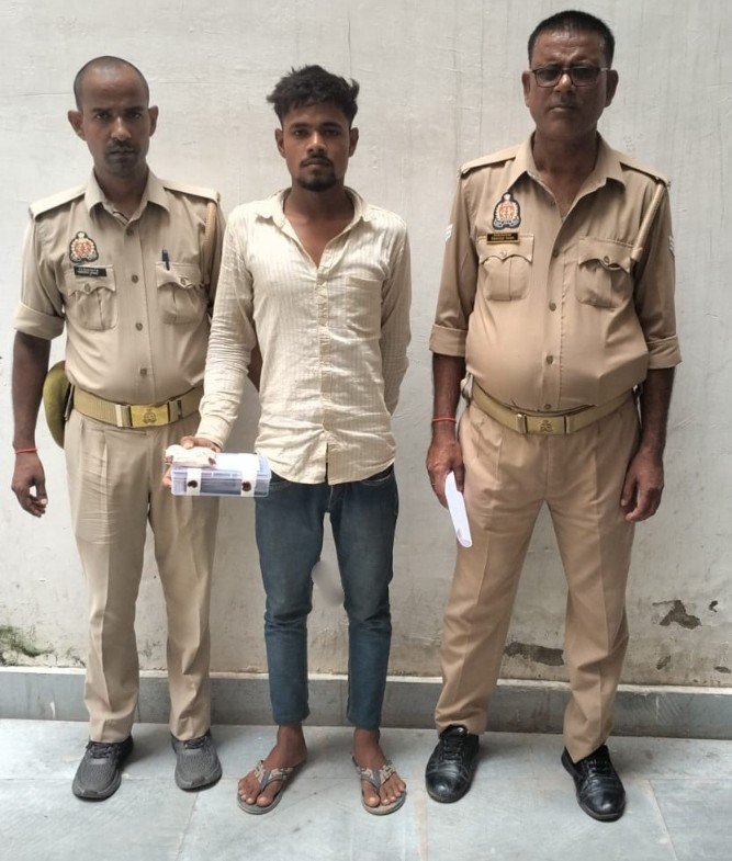 थाना चुनार पुलिस टीम द्वारा अनुमानित कीमत ₹ 20 लाख के हेरोइन के साथ 01 शातिर तस्कर गिरफ्तार, घटना में प्रयुक्त मोटर साइकिल बरामद थाना चुनार पुलिस टीम द्वारा अनुमानित कीमत ₹ 20 लाख के हेरोइन के साथ 01 शातिर तस्कर गिरफ्तार, घटना में प्रयुक्त मोटर साइकिल बरामद