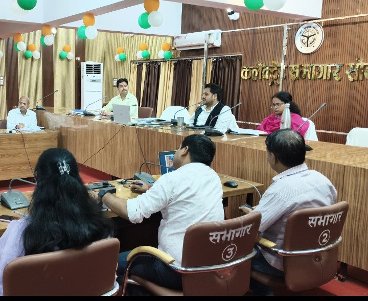 विद्यालयों की समस्याएं लंबित न रहें, विभागीय समन्वय से समयबद्ध समाधान कराएं-जिलाधिकारी