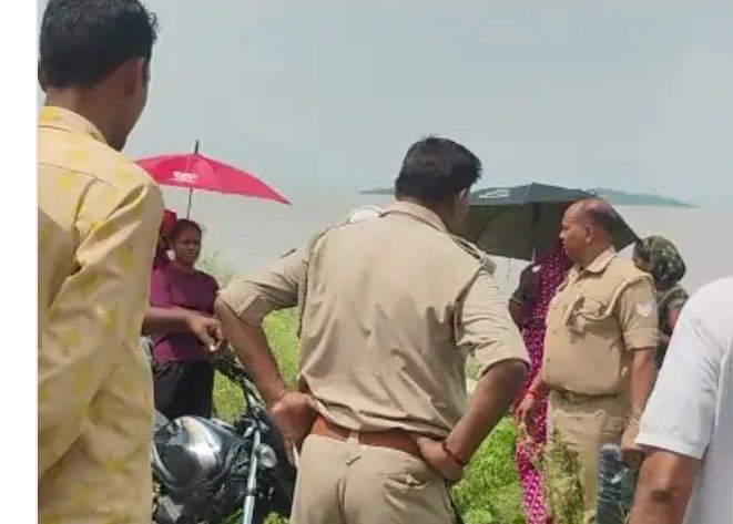 रिहंद डैम में अज्ञात युवक का शव मिलने से सनसनी, 24 घंटे बाद भी नहीं हो सकी पहचान रिहंद डैम में अज्ञात युवक का शव मिलने से सनसनी, 24 घंटे बाद भी नहीं हो सकी पहचान