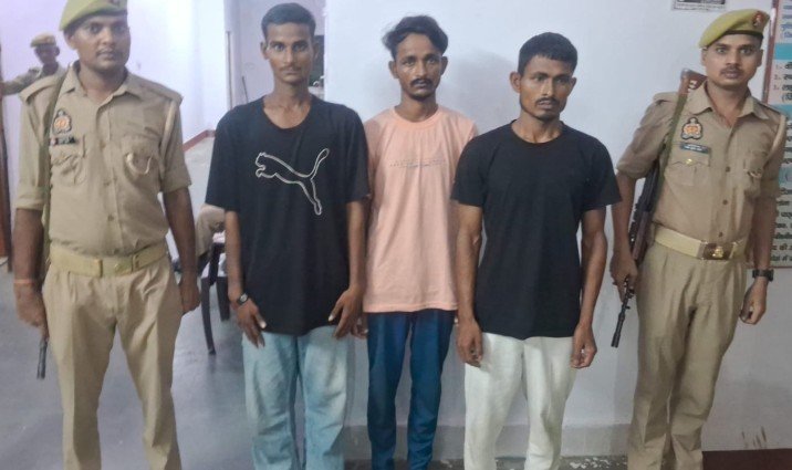 थाना को0शहर पुलिस द्वारा 03 अदद अवैध चाकू के साथ 03 अभियुक्त गिरफ्तार थाना को0शहर पुलिस द्वारा 03 अदद अवैध चाकू के साथ 03 अभियुक्त गिरफ्तार