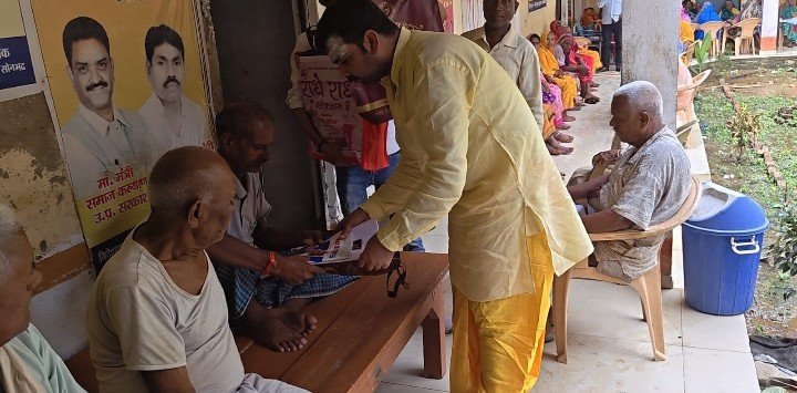 पूर्वी के जन्मदिन पर सेवा का संकल्प, वृद्धजनों के बीच मनाया खुशियों का पर्व 
