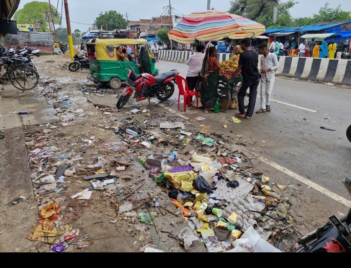 विंध्याचल: पूरे अटल चौक क्षेत्र में सफाई व्यवस्था बदहाल, फोटो खिंचवाकर रफूचक्कर हुए सफाईकर्मी विंध्याचल: पूरे अटल चौक क्षेत्र में सफाई व्यवस्था बदहाल, फोटो खिंचवाकर रफूचक्कर हुए सफाईकर्मी