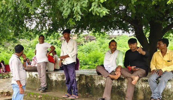 फ्लाईओवर पर खड़े ट्रक से टकराई तेज रफ्तार पिकअप, चालक की मौत फ्लाईओवर पर खड़े ट्रक से टकराई तेज रफ्तार पिकअप, चालक की मौत