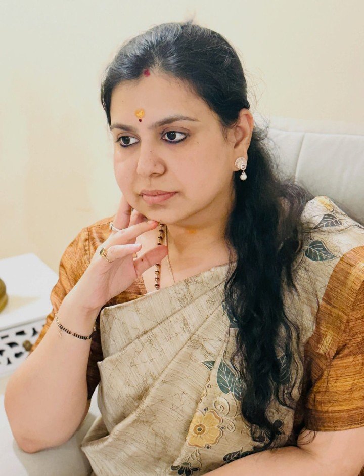 मीरजापुर की पूर्व DM दिव्या मित्तल ने 13 साल बाद IAS से दिया इस्तीफा, भावुक पत्र लिखकर कहा – पद छूटा, स्पर्श नहीं छूटेगा