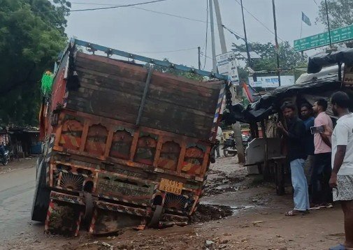 पाइपलाइन के लिए खोदा गड्ढा बना हादसे का कारण, बाक्साइट लदा ट्रक फंसा पाइपलाइन के लिए खोदा गड्ढा बना हादसे का कारण, बाक्साइट लदा ट्रक फंसा