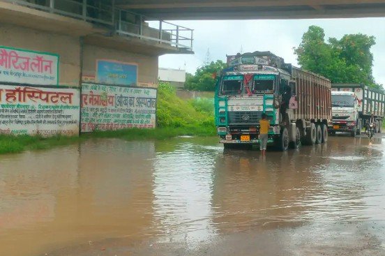 चन्दईपुर रेलवे पुल के नीचे जलजमाव से राहगीर परेशान, हल्की बारिश में ही तालाब बन जाती है सड़क चन्दईपुर रेलवे पुल के नीचे जलजमाव से राहगीर परेशान, हल्की बारिश में ही तालाब बन जाती है सड़क