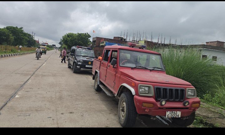 हाईवे किनारे टूटे नाले में गिरा घोड़ा, फायर टीम ने बचाई जान हाईवे किनारे टूटे नाले में गिरा घोड़ा, फायर टीम ने बचाई जान