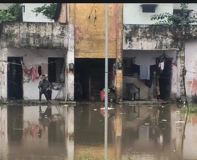 मूसलाधार बारिश से PHC केकराही जलमग्न, अस्पताल परिसर बना तालाब मूसलाधार बारिश से PHC केकराही जलमग्न, अस्पताल परिसर बना तालाब