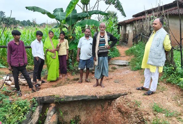 भारी बारिश से कुएं के आसपास धंसी जमीन, बना गहरा गड्ढा; हादसे का खतरा बढ़ा भारी बारिश से कुएं के आसपास धंसी जमीन, बना गहरा गड्ढा; हादसे का खतरा बढ़ा