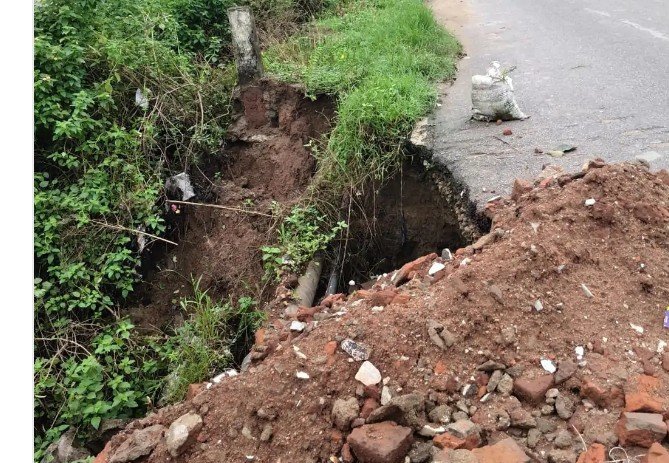 लगातार बारिश से म्योरपुर-लिलासी मार्ग पर सड़क किनारे कटान, गहरे गड्ढे में तब्दील हुआ हिस्सा लगातार बारिश से म्योरपुर-लिलासी मार्ग पर सड़क किनारे कटान, गहरे गड्ढे में तब्दील हुआ हिस्सा