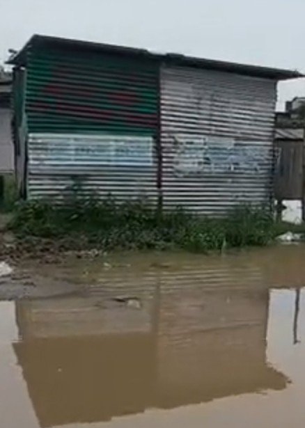 हिन्दुआरी तिराहे के पास जलभराव और गंदगी से ग्रामीण परेशान, हादसों का बढ़ा खतरा हिन्दुआरी तिराहे के पास जलभराव और गंदगी से ग्रामीण परेशान, हादसों का बढ़ा खतरा