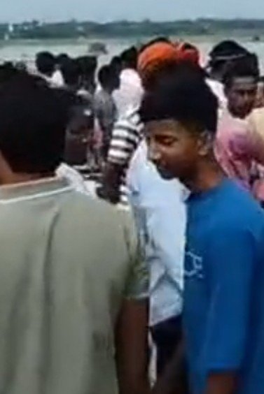 मोबाइल चलाने को लेकर पिता ने डांटा तो गंगा में कूदी 19 वर्षीय युवती, तलाश में जुटी पुलिस
