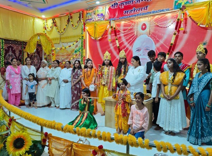 श्री कृष्ण-राधा के भेष में बच्चों ने मोहा मन