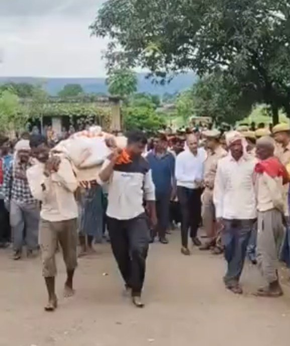 अहरौरा क्रशर प्लांट हादसा: सोनभद्र के चार मजदूरों के शव गांव पहुंचे, एक साथ तीन चिताएं जलीं; पूरे क्षेत्र में पसरा मातम अहरौरा क्रशर प्लांट हादसा: सोनभद्र के चार मजदूरों के शव गांव पहुंचे, एक साथ तीन चिताएं जलीं; पूरे क्षेत्र में पसरा मातम