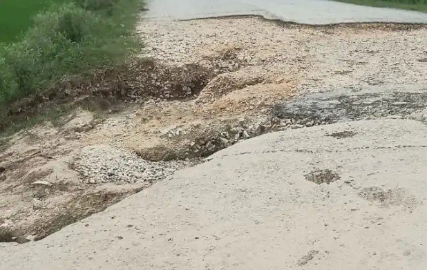 रॉबर्ट्सगंज ब्लॉक की ग्राम पंचायत पापी में जर्जर सड़क बनी परेशानी का सबब, ग्रामीणों ने की शीघ्र मरम्मत की मांग रॉबर्ट्सगंज ब्लॉक की ग्राम पंचायत पापी में जर्जर सड़क बनी परेशानी का सबब, ग्रामीणों ने की शीघ्र मरम्मत की मांग