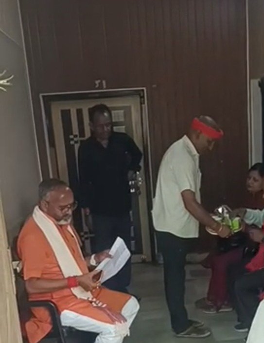ग्राम रोजगार सेवक संघ ने विधायक भूपेश चौबे को सौंपा ज्ञापन, मुख्यमंत्री की घोषणाओं को लागू करने की उठाई मांग ग्राम रोजगार सेवक संघ ने विधायक भूपेश चौबे को सौंपा ज्ञापन, मुख्यमंत्री की घोषणाओं को लागू करने की उठाई मांग