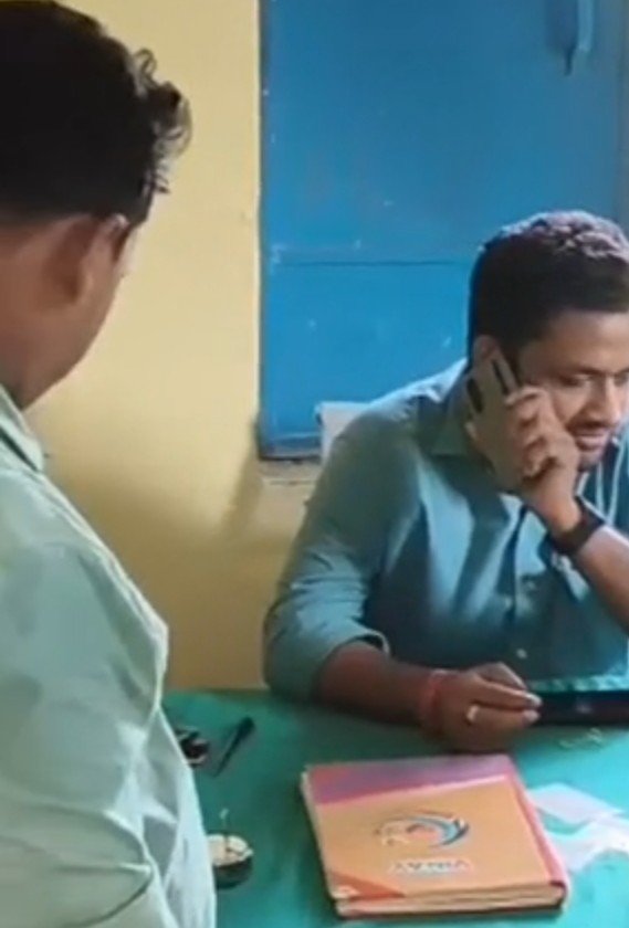 धान की फसल के लिए खाद को लेकर किसानों का हंगामा, एसडीएम विशाल कुमार ने मुसहा सहकारी समिति पहुंचकर की जांच