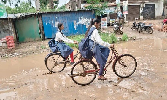 घोरावल बाइपास मार्ग गड्ढों में तब्दील, रोजाना हादसों का खतरा; राहगीर परेशान घोरावल बाइपास मार्ग गड्ढों में तब्दील, रोजाना हादसों का खतरा; राहगीर परेशान