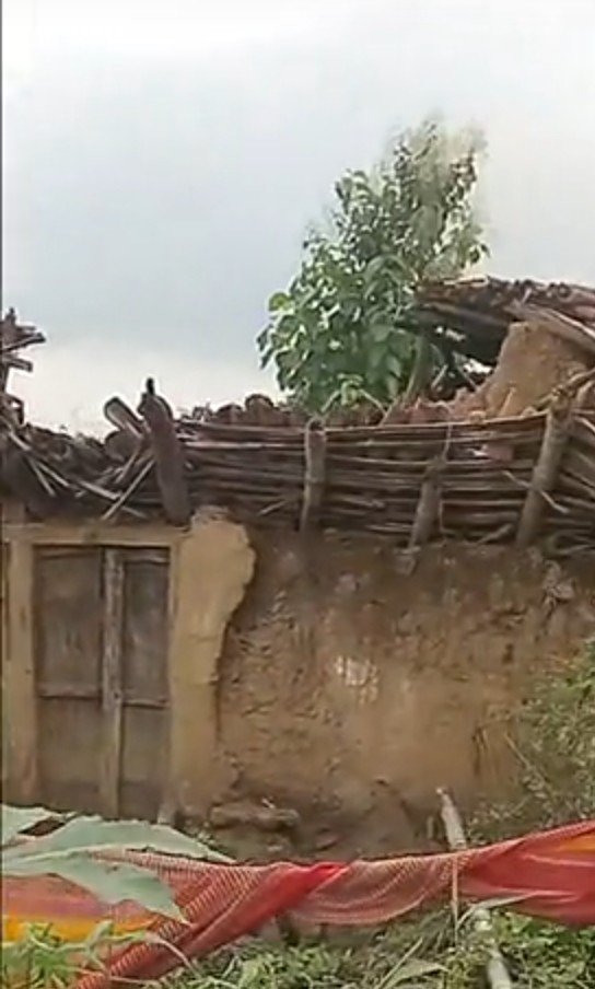 लगातार बारिश बनी आफत: बुजुर्ग दंपति का कच्चा मकान ढहा, रहने को हुए मजबूर लगातार बारिश बनी आफत: बुजुर्ग दंपति का कच्चा मकान ढहा, रहने को हुए मजबूर