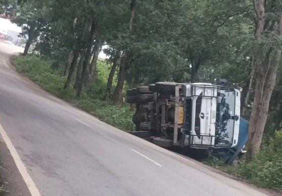 आश्रम मोड़ के पास राखड़ लदा ट्रक पलटा, चालक-खलासी बाल-बाल बचे