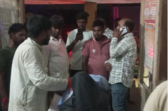 तेज रफ्तार कार ने बाइक को मारी जोरदार टक्कर, शास्त्री ब्रिज पर दो युवक गंभीर घायल तेज रफ्तार कार ने बाइक को मारी जोरदार टक्कर, शास्त्री ब्रिज पर दो युवक गंभीर घायल