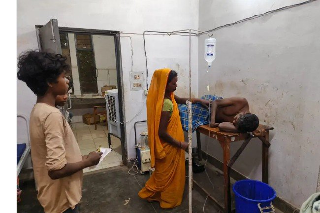 जहरीला पदार्थ खाने से अधेड़ की बिगड़ी हालत, शराब के नशे में इलाज से किया इनकार; जिला अस्पताल रेफर जहरीला पदार्थ खाने से अधेड़ की बिगड़ी हालत, शराब के नशे में इलाज से किया इनकार; जिला अस्पताल रेफर