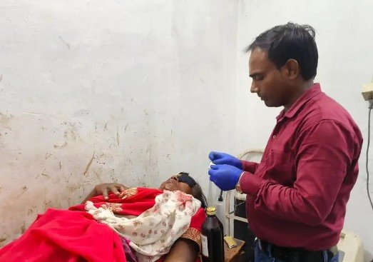 ट्रक की तेज रोशनी में नहीं दिखा सड़क का गड्ढा, बाइक अनियंत्रित होकर गिरी; दो महिलाएं घायल