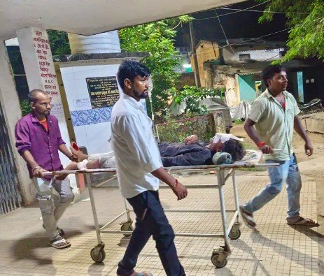 ट्रक की चपेट में आने से बाइक सवार 18 वर्षीय युवक गंभीर, जिला अस्पताल रेफर ट्रक की चपेट में आने से बाइक सवार 18 वर्षीय युवक गंभीर, जिला अस्पताल रेफर