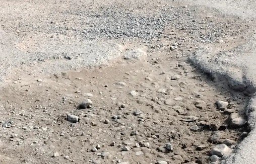 बरकछा रोड की बदहाली से राहगीर परेशान, हादसे की आशंका