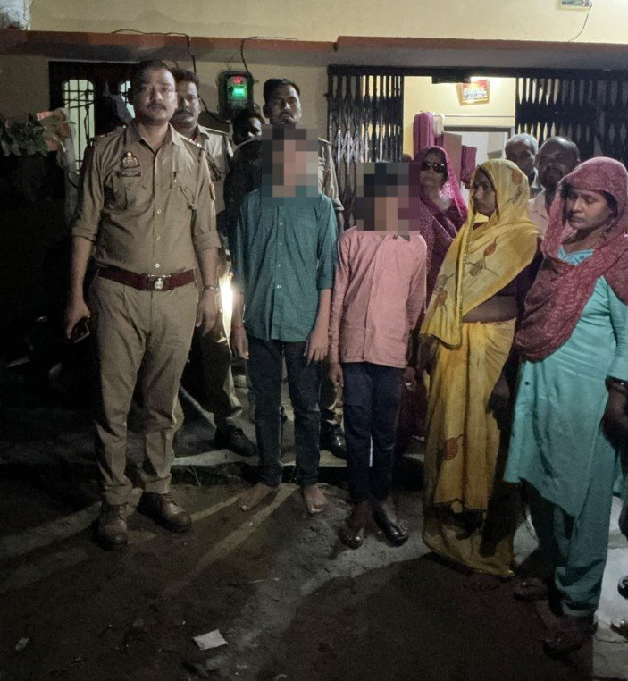 शाहगंज पुलिस की त्वरित कार्रवाई, कुछ ही घंटों में घर से निकले दो नाबालिग बच्चे सकुशल बरामद शाहगंज पुलिस की त्वरित कार्रवाई, कुछ ही घंटों में घर से निकले दो नाबालिग बच्चे सकुशल बरामद