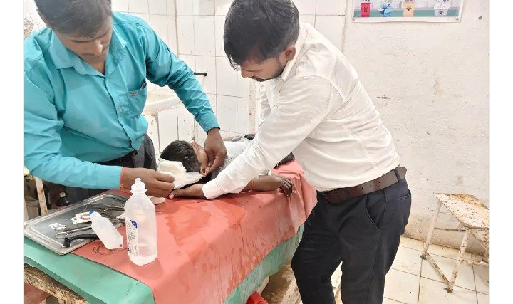 सोनभद्र। घोरावल थाना क्षेत्र के सिरसाई गांव में गुरुवल मार्ग पर रविवार दोपहर करीब ढाई बजे तेज रफ्तार बाइक की टक्कर से आठ वर्षीय बालक गंभीर रूप से घायल हो गया।