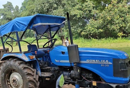 चौना जंगल क्षेत्र में अवैध बालू लदा ट्रैक्टर पकड़ा, चालक फरार