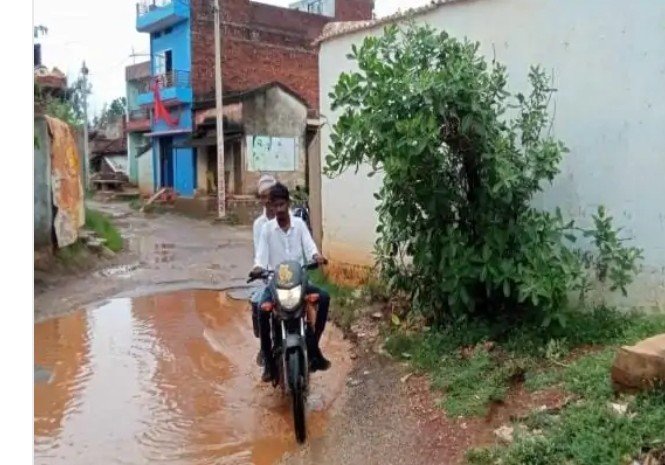 प्रदेश सरकार की ओर से सड़कों को गड्ढामुक्त करने के निर्देश दिए जाने के बावजूद मिर्जापुर भावां-देवपुरा मार्ग की स्थिति में कोई उल्लेखनीय सुधार नहीं हुआ है।